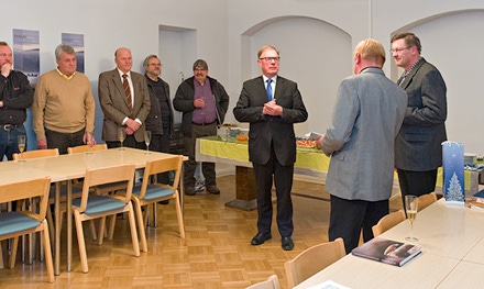 Puhemies Pekka Ravi toi eduskunnan tervehdyksen Lohivaaput -kirjan julkistamistilaisuuteen